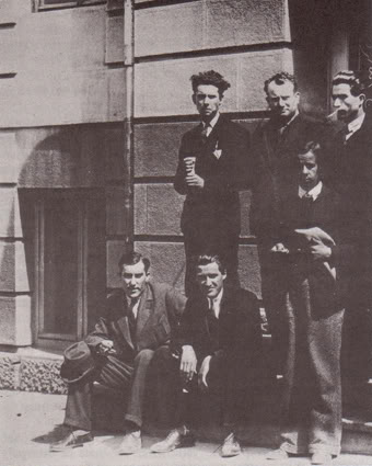 Pred Narodnim pozorištem u Beogradu: u prvom redu sede Rade Drainac i Sveta Maksimović, a stoji Dušan Jerković; u drugom redu — Janko Tufegčić, Tin Ujević i Siniša Paunović